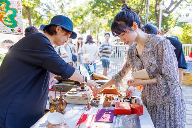 「享讀福爾摩沙」創新書市的台中場，日前在台中柳川河畔辦理，吸引上萬愛書人與閱讀相聚，有眼尖的民眾發現，台劇《茶金》女主角連俞涵也出現在市集。（文化部提供／李欣恬台北傳真）