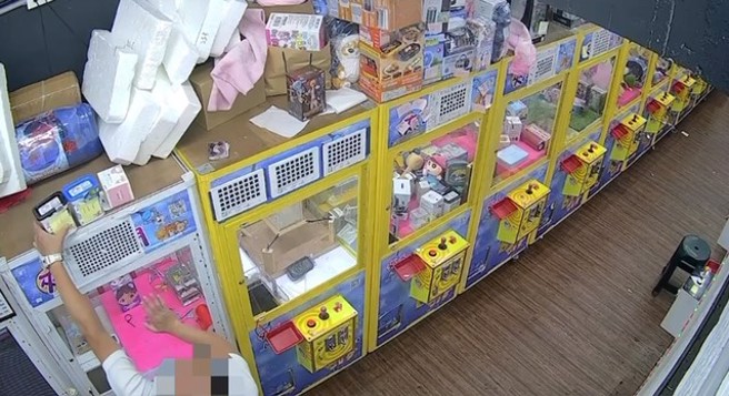 犯嫌於4日竊取娃娃機店之商品洗衣球（價值新台幣200元）。（翻攝畫面）