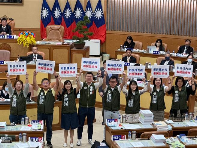 新北市議會民進黨團今（6）日在議會總質詢，下午針對交通拋出多項問題，包含整條馬路都紅線、逼民眾「違規臨停」，以及停車位少等問題，高喊「市長找大位、市民沒車位」。（柯毓庭攝）