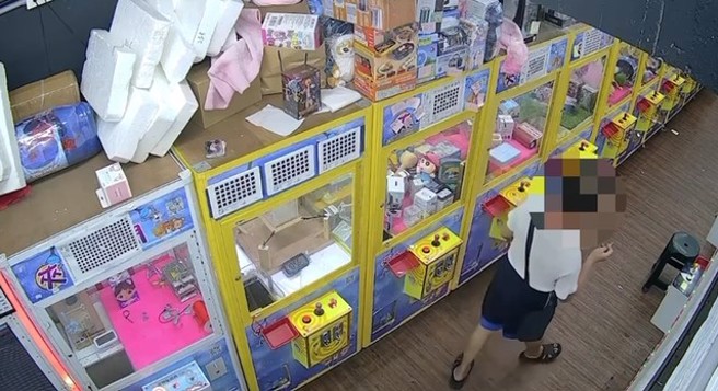 犯嫌於4日竊取娃娃機店之商品洗衣球（價值新台幣200元）。（翻攝畫面）