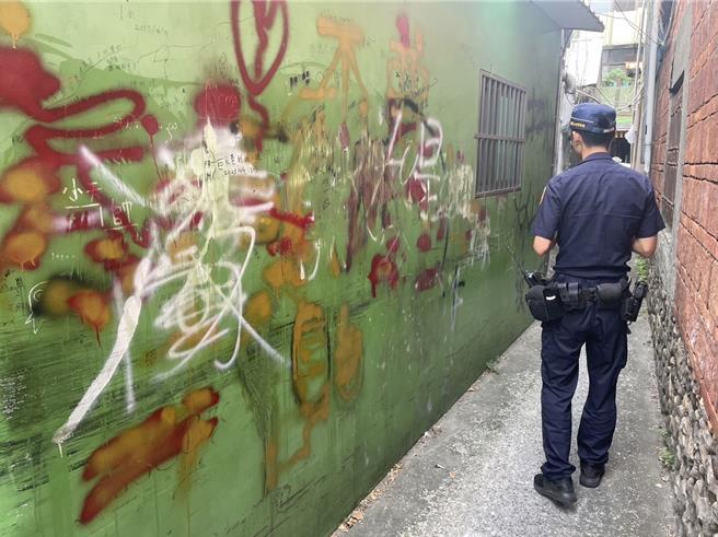 屏東潮州鎮建基老街上的「摸乳巷」，近日傳出巷內遭不明人士噴漆，警方著手介入調查。(警方提供／林和生屏東傳真)