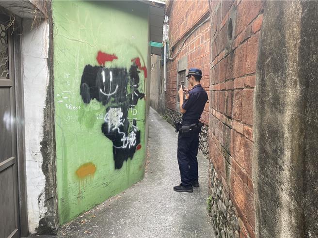 屏東潮州鎮建基老街上的「摸乳巷」，近日傳出巷內遭不明人士噴漆，警方著手介入調查。(警方提供／林和生屏東傳真)