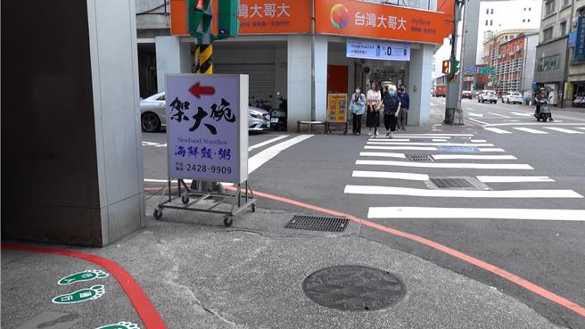 为确保行人行走的空间及便利性，基隆市政府持续滚动式调整，让骑楼的「绿脚丫」贴纸变大，并加上实体标线，提醒骑乘机车的民眾切勿停车，留出人行空间。（张志康摄）