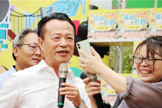 嘉义县翁章梁亲自与汽车得主电话对话，当他恭喜得奖者获得汽车时，电话那头一阵沉默，真实反应也逗笑现场眾人。（吕妍庭摄）