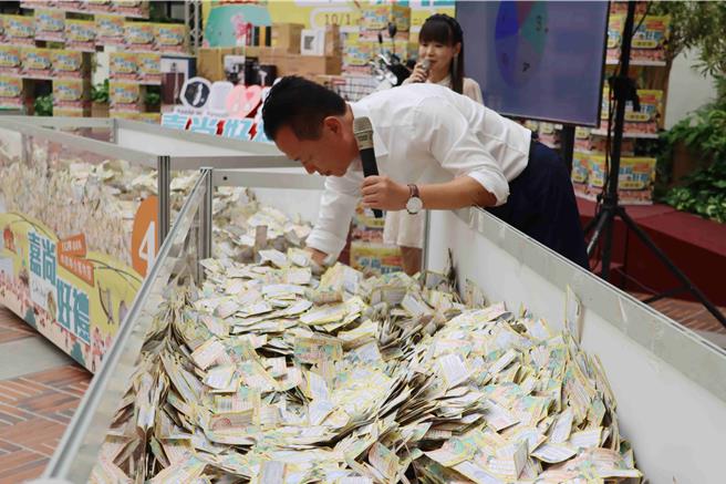 6日县府特别举办购物节直播抽奖，多达83万张抽奖券分成5大箱摸彩箱，包括嘉义县长翁章梁等来宾，在数10万张的抽奖券中挖啊挖啊挖！（吕妍庭摄）