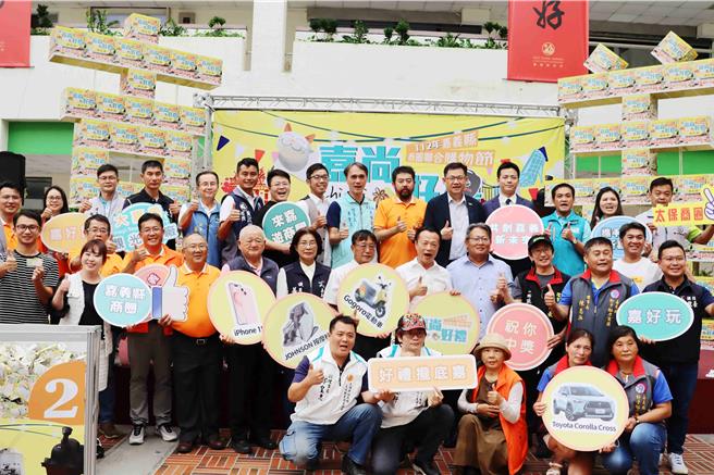 嘉义县政府结合县内16大商圈、观光工厂共同举办为期1个月的商圈联合购物节活动，今年消费金额累计突破3.7亿元。（吕妍庭摄）