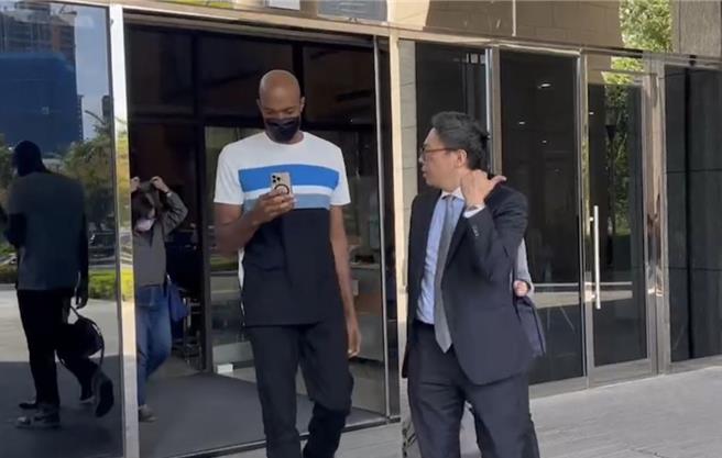 台灣籃球球星戴維斯（左）5月涉嫌抓傷前妻，遭桃園地檢署起訴，桃園地方法院6日開準備程序庭。（翻攝照片）