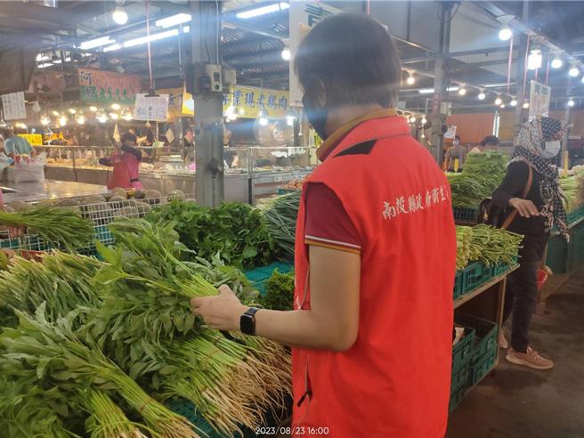 南投县卫生局定期派员进行蔬果农药残留抽验，发现来自云林的皇宫菜，检测出5项农药残留。（南投县卫生局提供／杨静茹南投传真）