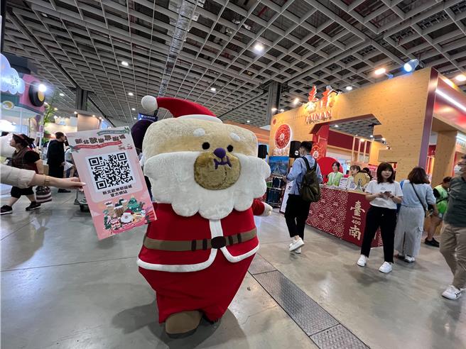台北國際旅展不見新北攤位挨批怠惰，新北市觀旅局回應，往年都沒做線上行銷，今年採行多元方式規廣，安排新北歡樂耶誕城主角「桑塔熊」現身旅展，以行動攤位宣傳，所以未另外設櫃。（新北市觀旅局提供）