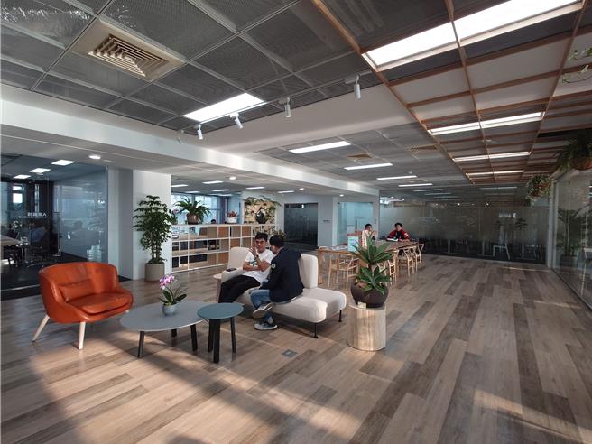 淨零學院設在高軟園區新創大樓6日揭牌，攜手18所大專院校各領域師資，預計每年培育1600位標準證照人才，與2000位產業專才，打造淨零生態圈。（任義宇攝）