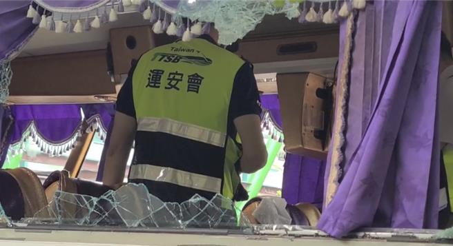 宜蘭地檢署6日下午於三星分局勘驗肇事車輛。（民眾提供／吳佩蓉宜蘭傳真）