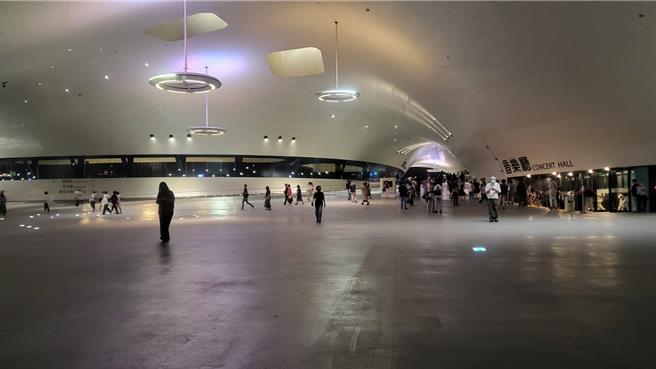 衛武營國家藝術文化中心5日因高壓供電設備異常而造成突發性停電。圖為場館穿堂區。（李欣恬攝）