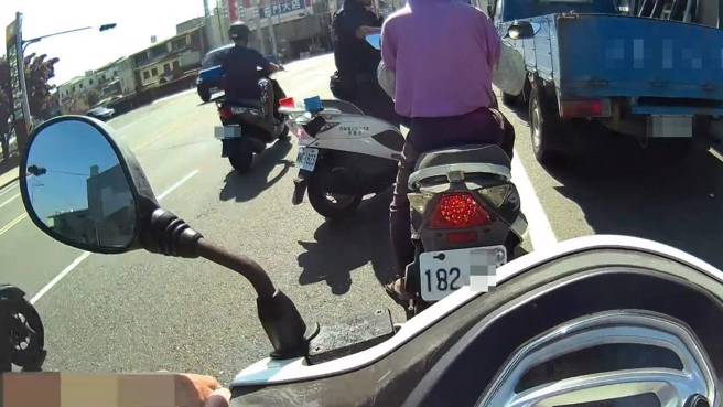 72歲王男因竊取機車擔心遭警方追捕，竟異想天開使用奇異筆，將機車車牌號碼「3」明顯遭塗改成「8」，這個舉動反倒引起員警注意。（圖／警方提供）