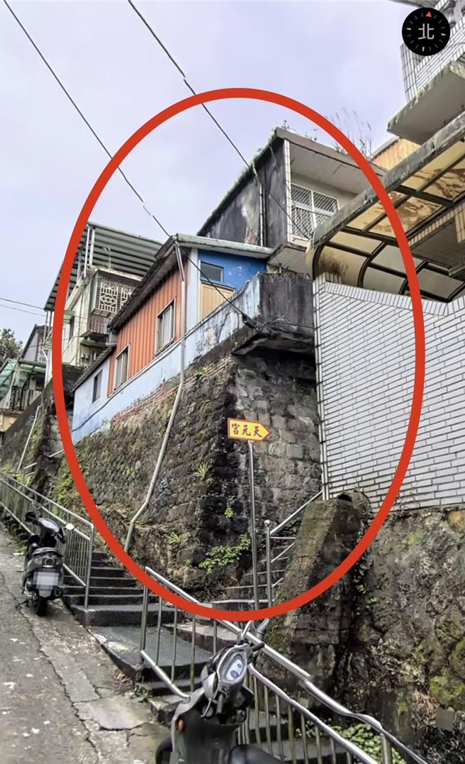 基隆市东光路11巷内有一处民宅，遭检举为违建，在改建前，该民宅原本是座两层楼建筑，不过铁皮屋部分也是违建。（里长翁诚锺提供／张志康基隆传真）