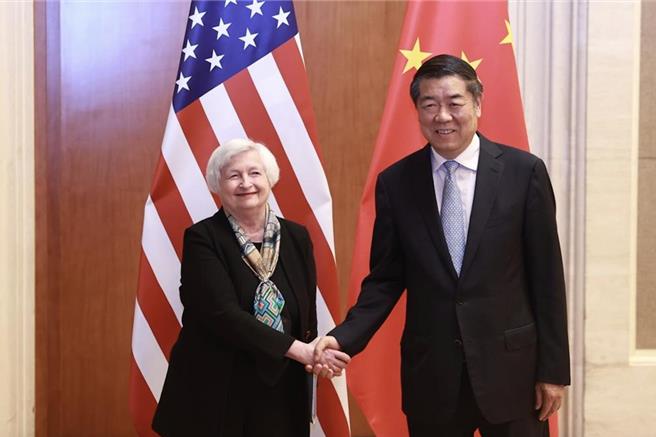 今年7月8日，大陆国务院副总理何立峰在北京钓鱼台国宾馆会见美国财政部长叶伦。（中新社）