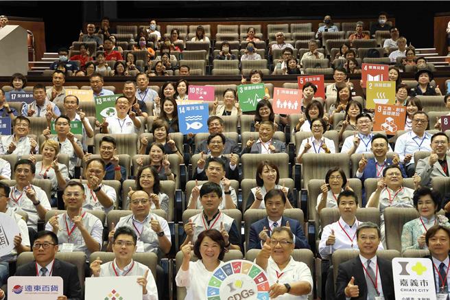嘉义市政府与中华强友文教协会、天晴永续股分有限公司合作，6日举办「新永续净零成果记者会暨产业净零论坛」，展现嘉义市净零永续成果。（吕妍庭摄）