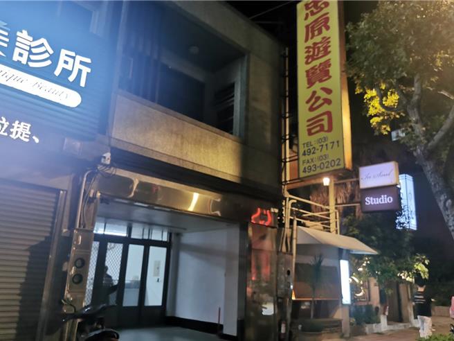 遊覽車翻覆釀重大死傷，新竹區監理所稽查忠原公司查出違規事項。（本報資料照片）