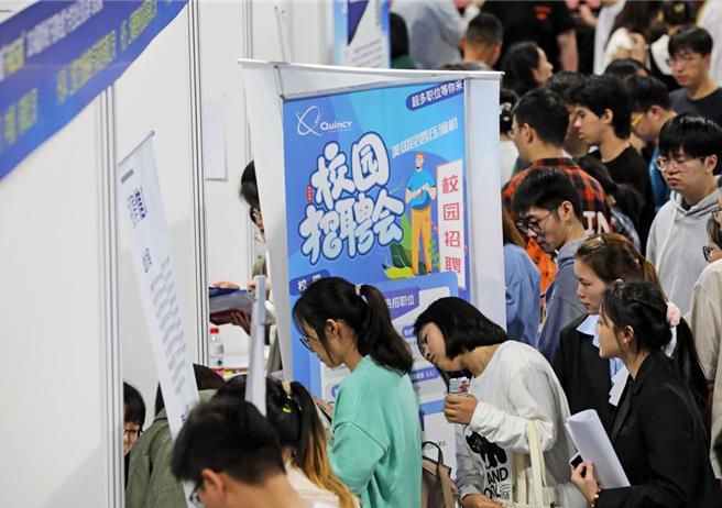 大陆官方数据显示，今年1至9月，大陆全国城镇新增就业1022万人。（摘自新华社）