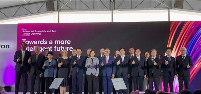 美國記憶體大廠美光於今(6)日舉辦台中四廠啟用典禮，總統蔡英文(左6)出席支持。(李娟萍攝)