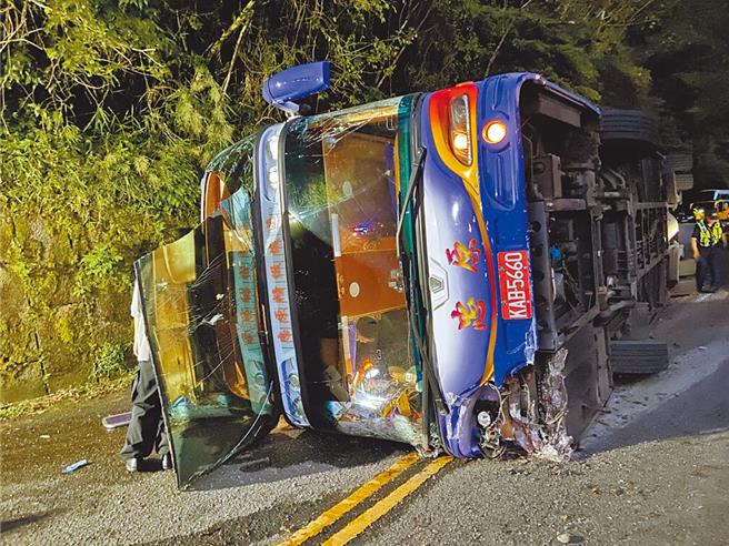 桃园市八德区环保志工5日搭游览车到宜兰参访，下午行经太平山森林游乐区山路时发生翻车意外，造成1死38人轻重伤，公路局开罚游览奢所属公司忠原交通公司9万元，并吊扣事故车辆牌照3个月。（吴佩蓉摄）