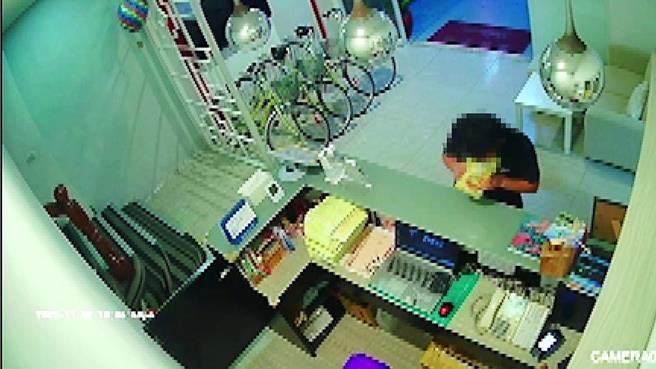 2日晚间6时许，1名来自高雄的卢姓男子，径自拿取台东某商务旅店柜台内房卡，随后上楼入住，业者报警处理，全案依窃盗罪嫌侦办。（民眾提供／萧嘉蕙台东传真）