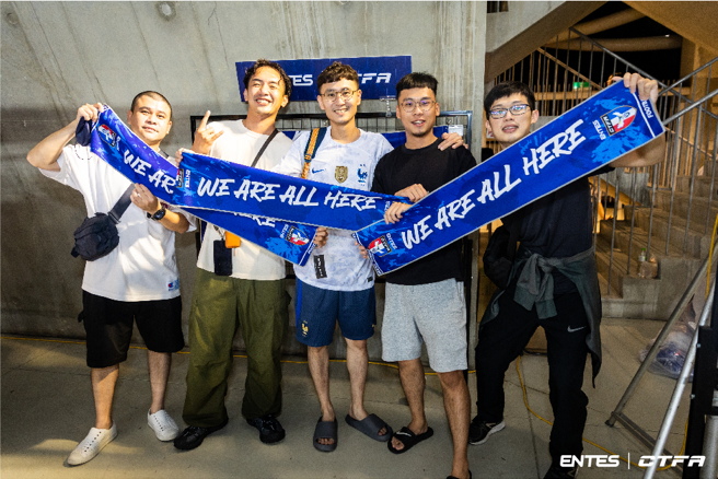 球迷熱情為中華男足加油。（中華足協提供）