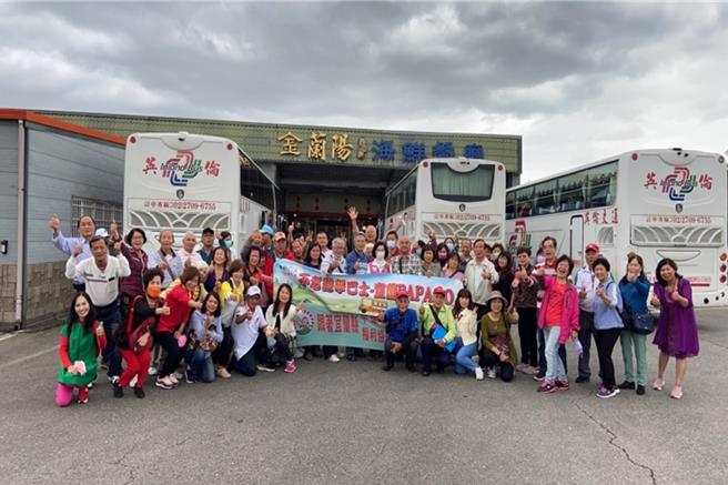 「不老游学巴士宜兰PAPAGO」为鼓励县内65岁以上长者，透过专车接送至各景点参访。（宜兰县政府提供／吴佩蓉宜兰传真）