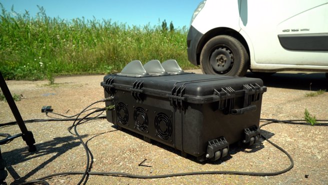  乌克兰民间科技公司开发的电波干扰器，有3个鳍状天线在散发干扰电波。全系统的尺寸很小，可以用车辆自己的供电设备提供电力。(图/ Piranha-Tech)
