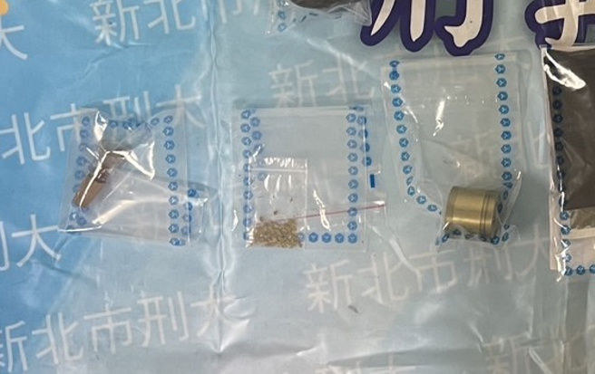 警方则在2人的卧室床头柜查获约1公克的大麻。（图／警方提供）