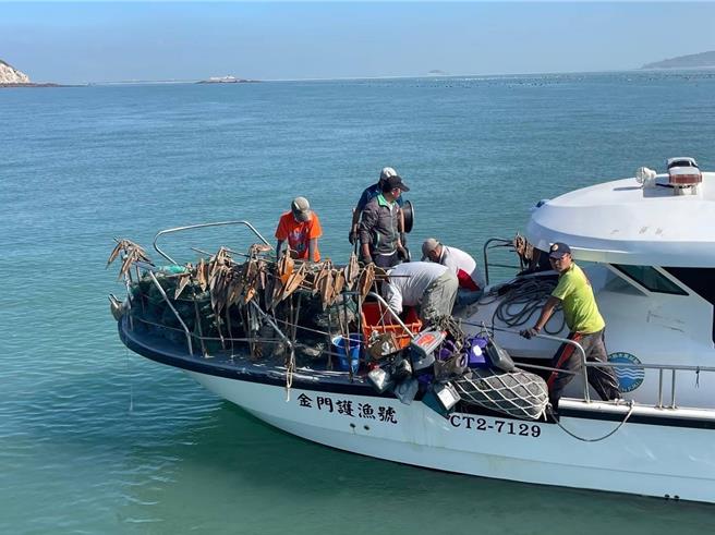 金門海巡隊爲悍衛我國漁業資源，於本月3日及今（6）日聯合縣政府共同前往猛虎嶼周邊海域執行護漁工作。（海巡署提供）