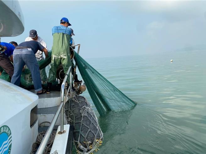 金門海巡隊爲悍衛我國漁業資源，於本月3日及今（6）日聯合縣政府共同前往猛虎嶼周邊海域執行護漁工作。（海巡署提供）