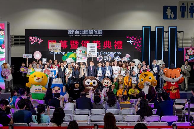 2023 ITF台北國際旅展所有獲獎單位與葉會長及林副署長合影留念。（ITF台北國際旅展提供）