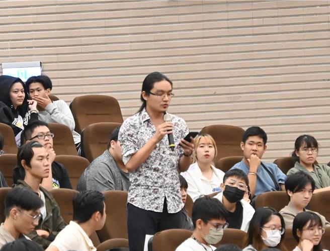 中山大学林姓学生（站立者）对民眾党主席柯文哲提出许多犀利问题，柯文哲逐一回应。（林瑞益摄）