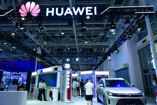 华为智能车把目标放在与特斯拉等大厂竞争。图为华为在厦门的洽谈会展示汽车智慧技术。（示意图／中新社资料照）