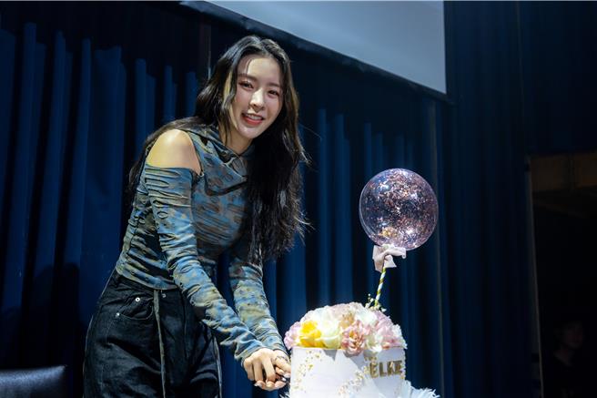Elkie举办生日见面会，与100位幸运粉丝一起度过25岁生日。（KEYMAXii提供）