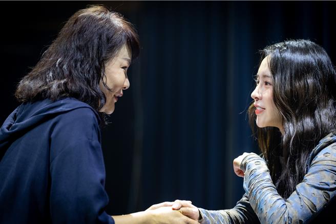 子瑜妈妈上台签名并送上祝福。（KEYMAXii提供）