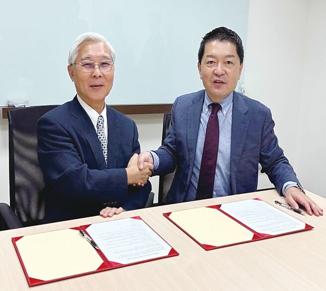 鑽石生技董事長路孔明（左）、大和生技創投社長Hiroki Narita（右）代表雙方公司簽約合作。圖／鑽石生技提供