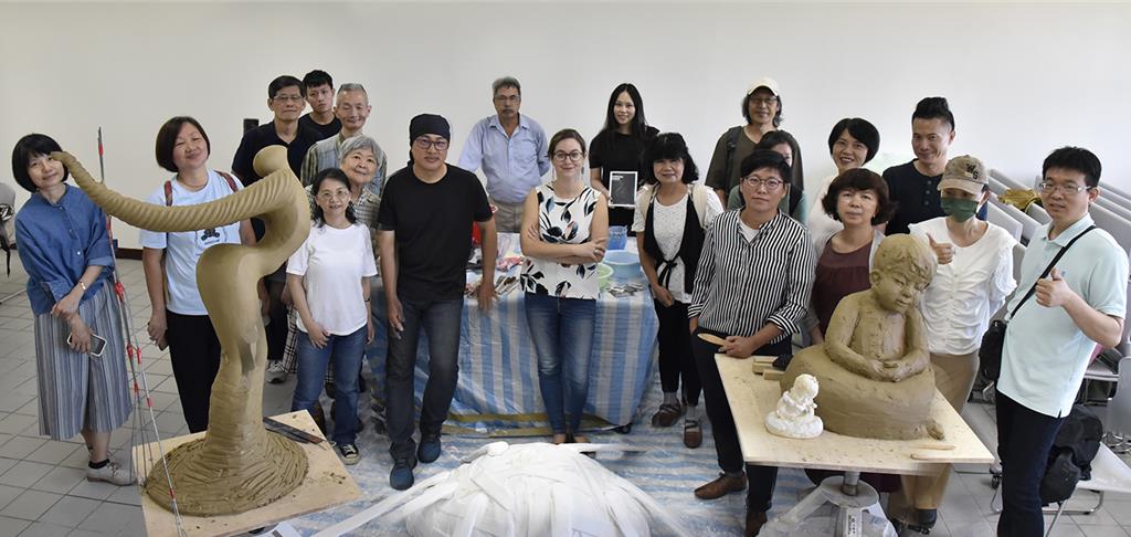 華梵大學師生參觀泥塑現場，並與3位藝術家及作品合影。（華梵大學提供）