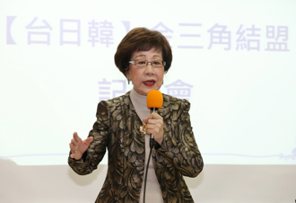 影》看完英德美《在路上》 呂秀蓮不忍了 諷：好像開車郊遊