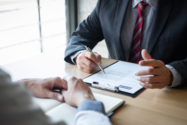 一名網友表示面試時面試官說案子很多，每個月大概要加班40小時，好奇這題該怎麼回覆比較好？(示意圖，達志提供)