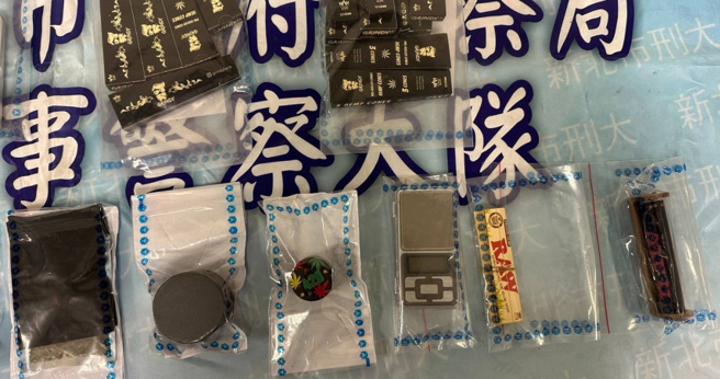 Joeman疑「呼麻老司機」，10多條捲菸紙、研磨器專業設備曝光。(戴志揚翻攝)