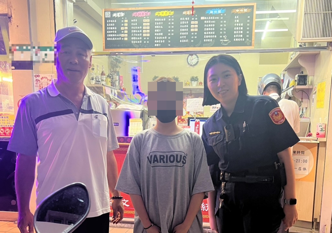 警员蔡舒晴主动寻求救助管道，期盼让小兰生活回到正轨。（翻摄画面）