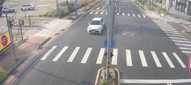 警方掌握嫌犯作案车辆启动拦截围捕。（读者提供／曹婷婷台南传真）