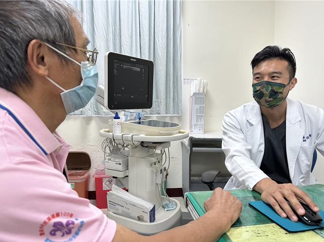 台中榮總嘉義分院心臟外科醫師林伯翰關心患者接受治療後的狀況，並提醒對方保持規律運動。（台中榮總嘉義分院提供／呂妍庭嘉義傳真）
