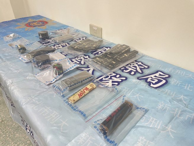 警方於Joeman新莊住處查獲3公克左右的大麻，由於「呼麻」工具齊全更懷疑為老手，除了大麻煙草外，還有印有大麻標誌的研磨器、磅秤、捲菸器、捲菸紙更高達十多條。（圖 / 劉詠韻翻攝）