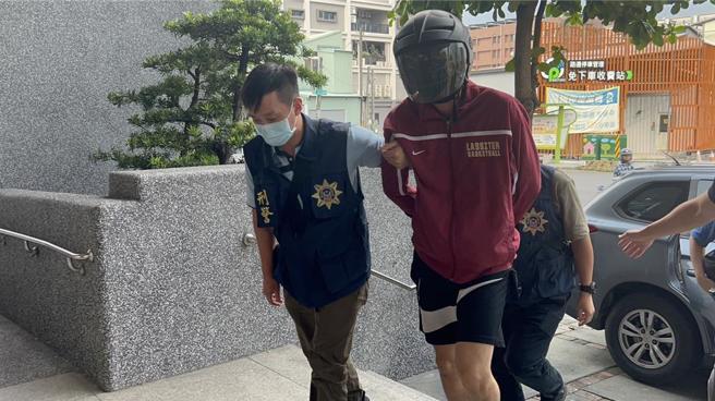 刺青店纵火犯许姓男子（右）涉犯杀人及公共危险等罪，经屏检检察官复讯后向法院声押禁见获准。（中时资料照）