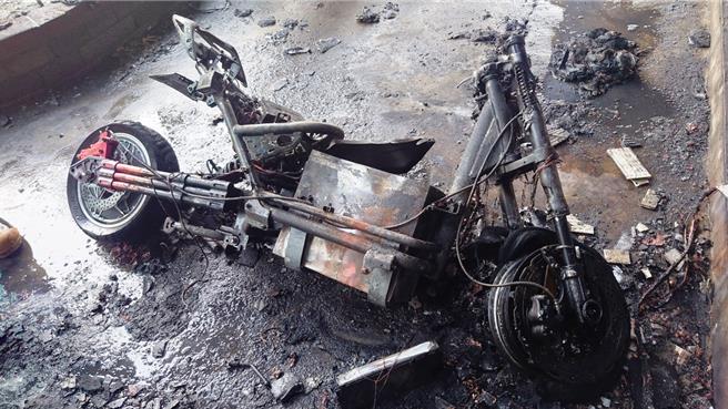 彰化縣北斗鎮10月間發生電動自行車充電起火事件，消防局查出起因為車主擅自改裝電力系統。（彰化縣消防局提供／孫英哲彰化傳真）