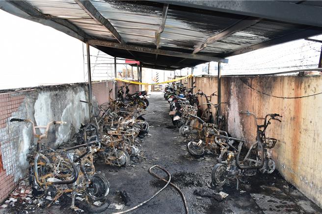 彰化縣北斗鎮10月間發生電動自行車充電起火事件，造成18部電動自行車慘遭波及。（彰化縣消防局提供／孫英哲彰化傳真）