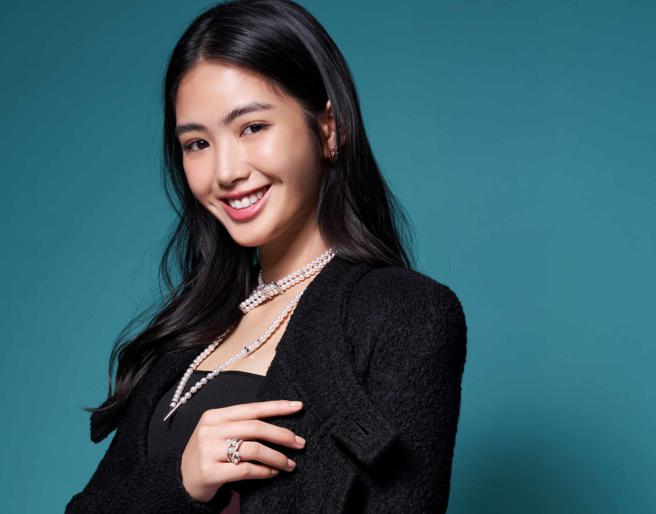 《八尺門的辯護人》爆紅的雷嘉汭拍攝MIKIMOTO時尚專題，外型甜美可愛的她，其實內心強大，勇於跳出窠臼挑戰演技，以混搭疊戴手法詮釋MIKIMOTO珠寶，展現個性美。（JOJ PHOTO攝，圖片企畫／中時時尚，服裝提供／Emporio Armani）