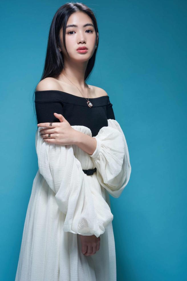 新生代女星雷嘉汭演技廣受好評，對自己「母胎單身」的現況有深刻剖析，佩戴MIKIMOTO Arabesque系列南洋珍珠珠寶，優雅時尚。（JOJ PHOTO攝，圖片企畫／中時時尚，服裝提供／CHLOE）